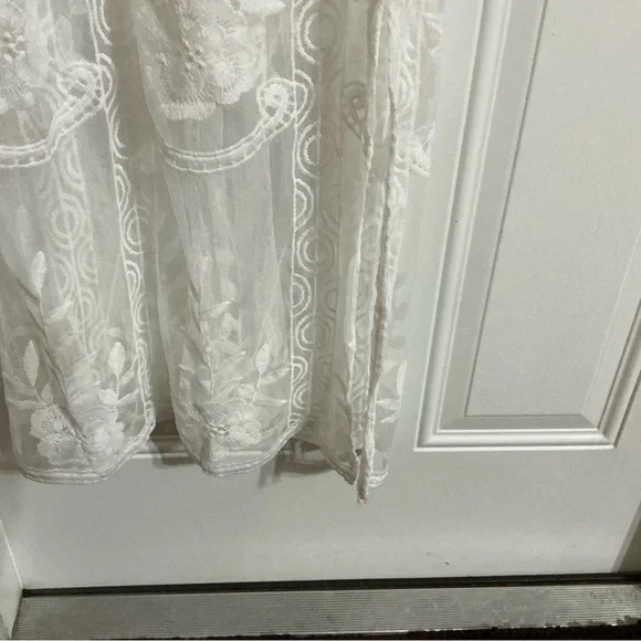 Elegant White Lace Dress - Picture 5 of 11